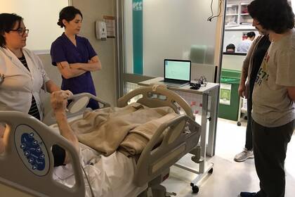 Un paciente prueba un C3D en la Unidad de Terapia Intensiva del Sanatorio Güemes