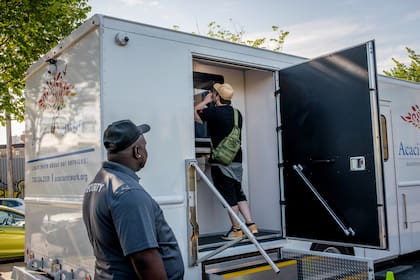 Un paciente recibe una dosis de metadona de una clínica móvil de tratamiento en el sur del Bronx, el 3 de julio de 2024. (Graham Dickie/The New York Times)