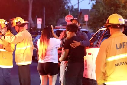 Un padre asesinó a sus hijos mellizos durante una cena familiar y luego se quitó la vida en Canoga Park, California