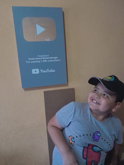 Un padre de familia le diseñó a su hijo una placa de YouTube por llegar a los 1,400 suscriptores