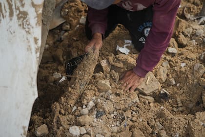 Un padre en Gaza busca los restos de su familia entre los escombros de su hogar