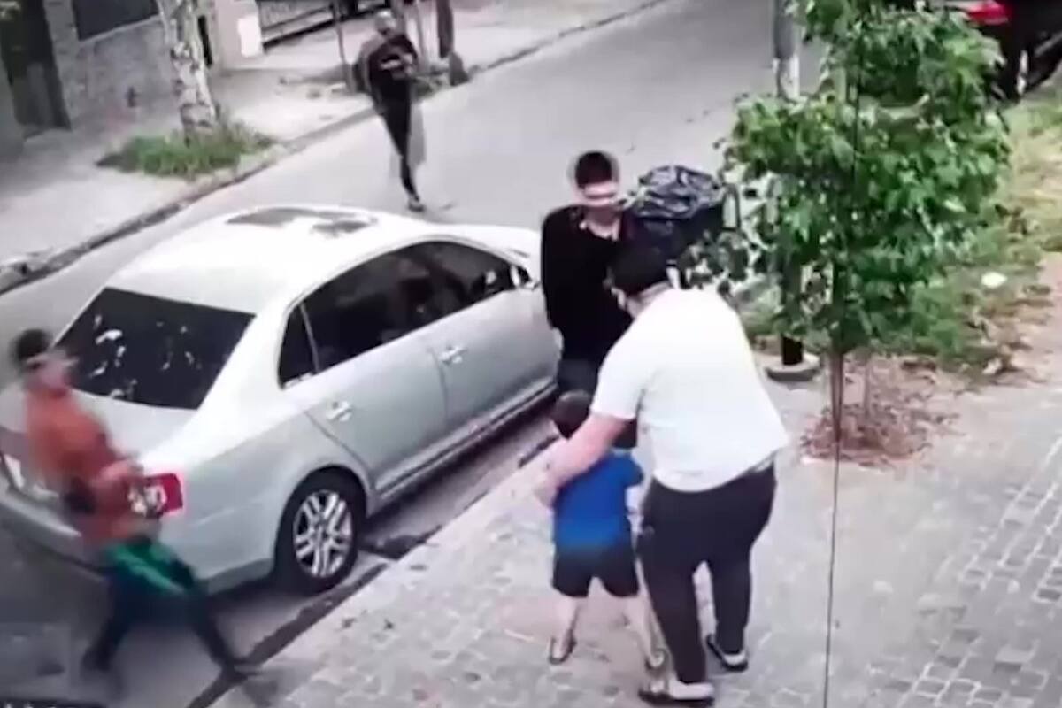 Un padre y su hijo de 6 años, asaltados al llegar a una peluquería en Villa Ballester