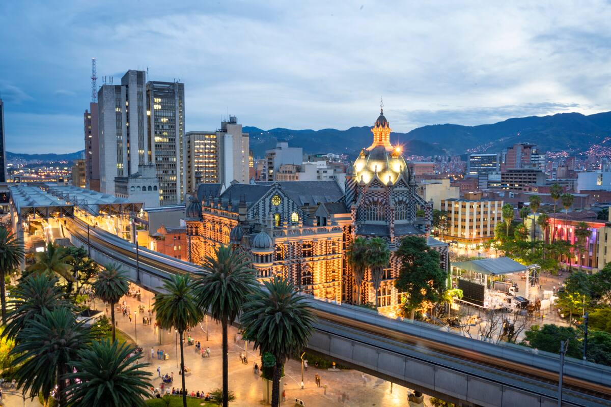 Un paisaje en la ciudad de Medellín, reconocido por su metro