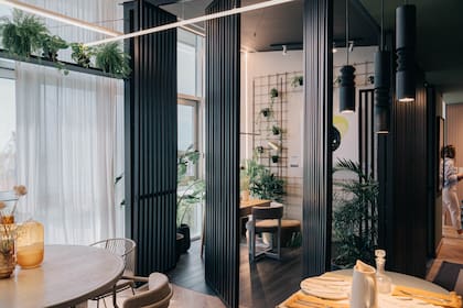 Un paisajismo frondoso, con plantas de interior en altura y trepadoras, generan un pulmón verde dentro del espacio en reemplazo de un balcón.