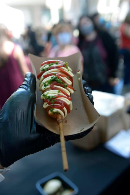 Un pancho coreano, un plato de comida callejera que hoy se puede disfrutar en distintos locales de la ciudad