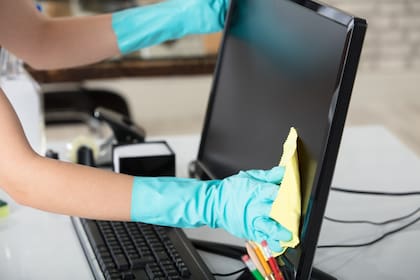 Un paño humedecido con una solución de alcohol isopropílico o agua jabonosa es la recomendación que dan los fabricantes para limpiar las pantallas y teclados de las computadoras personales