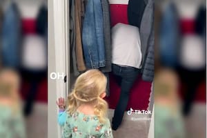 Un papá construyó para sus dos hijas un pasadizo secreto en el ropero para llegar a su propio país de Nunca Jamás