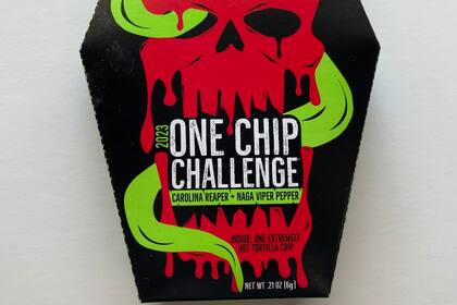 Un paquete de frituras picantes Paqui OneChipChallenge, el jueves 7 de septiembre de 2023, en Boston. (AP Foto/Steve LeBlanc)