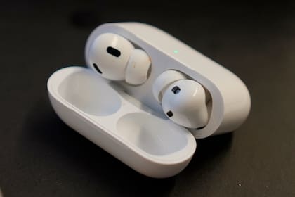 Un par de audífonos AirPods Pro 2 de Apple en una mesa de la clínica de audiología de Brooklyn College, el 22 de octubre de 2024, en Nueva York. (AP Foto/Mary Conlon)