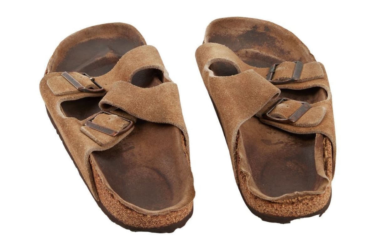 Un par de sandalias Birkenstock que Steve Jobs usó en los 70s y los 80s fueron subastadas: alguien pagó 218.750 dólares por ellas