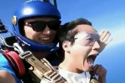 Un paracaidista principiante se aterrorizó cuando estaba en el aire.