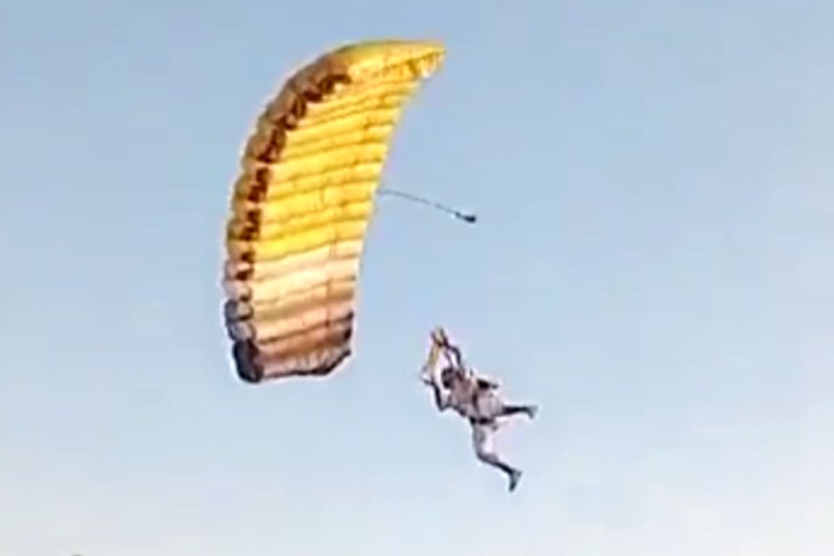 Un paracaidista vestido de rey mago sufrió un accidente durante un salto en un tradicional evento de Pergamino