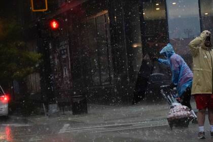 Un paraguas se invierte del revés mientras una persona cruza la calle durante una tormenta en Washington, D.C., el 7 de agosto de 2023.