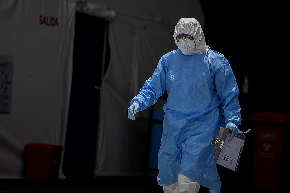 Un paramédico camina afuera del área de emergencias del hospital Quito Sur del Instituto Ecuatoriano de Seguridad Social