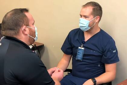 Un paramédico le propuso matrimonio a su novio enfermero mientras éste le administraba la vacuna contra el coronavirus. Sucedió en Dakota del Sur