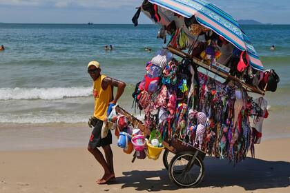Un pareo en la playa, se puede pagar con tarjeta