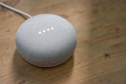 Un parlante conectado Google Home Mini