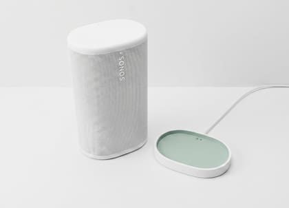 Un parlante Sonos Play en su base de carga; la idea es dejarlo siempre ahí para que cuando lo lleves a algún lado esté con la batería en su carga máxima
