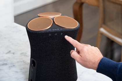 Un parlante Sony SRS-RA5000, con tres bocinas en la parte superior y otras tres en el medio, para generar un sonido envolvente