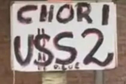 Un parrillero en Neuquén dolarizó los choripanes.