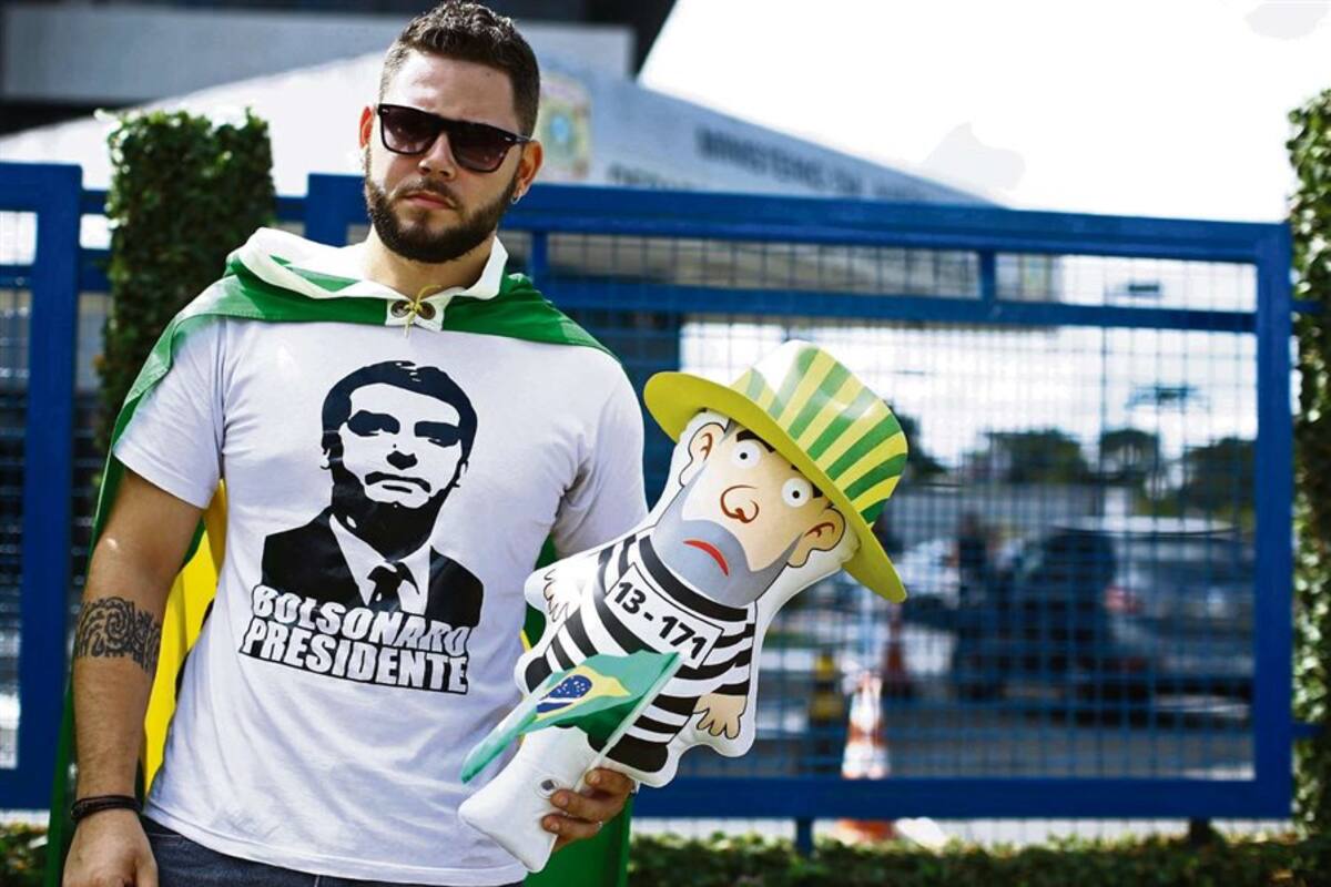 Un partidario de Jair Bolsonaro, que busca captar el voto evangélico brasileño, se manifiesta en contra de Lula