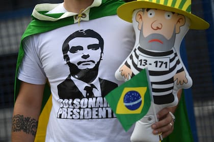 Un partidario de Jair Bolsonaro se manifiesta en abril de 2018 contra el expresidente brasileño Luiz Inácio Lula da Silva frente a la sede de la Policía Federal, en Curitiba, Estado de Paraná, Brasil