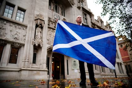 Un partidario de la independencia escocesa sostiene una bandera de Escocia afuera de la Corte Suprema británica, en Londres