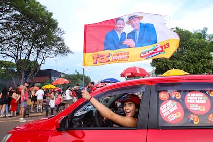 Un partidario del candidato a la reelección del presidente de Brasil y del Partido de los Trabajadores (PT), Luiz Inácio Lula da Silva, ondea una bandera con la imagen de Lula en Brasilia