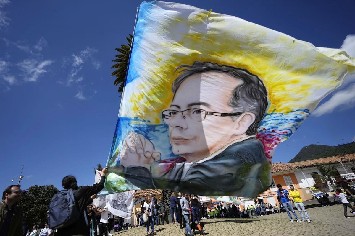 Un partidario del candidato presidencial Gustavo Petro sostiene una bandera con la imagen de Petro antes de un mitin de cierre de campaña en Zipaquirá, Colombia, el domingo 22 de mayo de 2022. Las elecciones están programadas para el 29 de mayo. (AP Foto/Fernando Vergara)