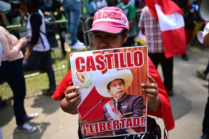 Un partidario del ex presidente peruano Pedro Castillo participa en una manifestación exigiendo su liberación frente a la dependencia policial DIROES en Ate, al este de Lima, donde Castillo está detenido, el 14 de diciembre de 2022.