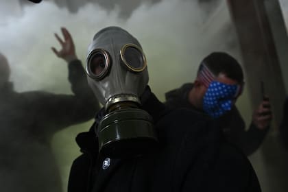 Un partidario del presidente de Estados Unidos, Donald Trump, usa una máscara de gas mientras protesta después de asaltar el Capitolio de los Estados Unidos el 6 de enero de 2021 en Washington, DC