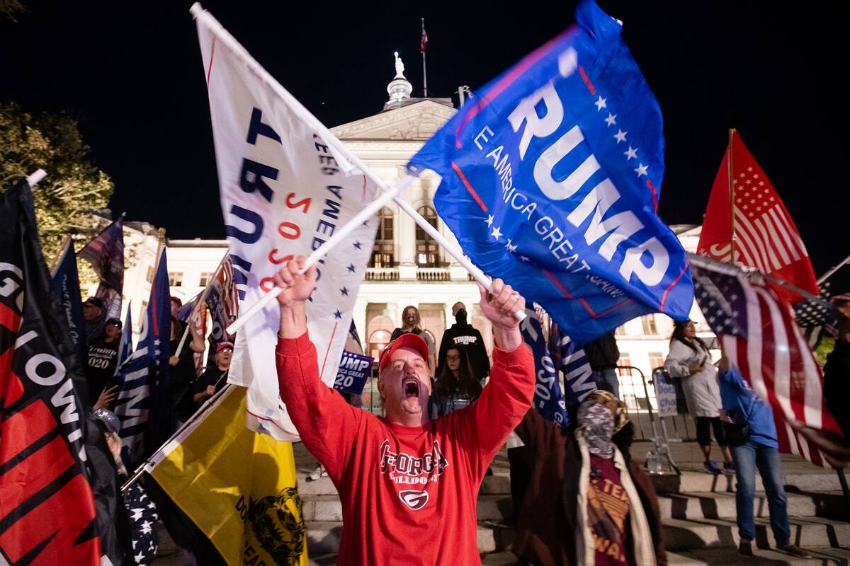 Un partidario del presidente Trump protesta por los resultados de las elecciones frente al Capitolio del Estado de Georgia el 14 de noviembre de 2020 en Atlanta, Georgia