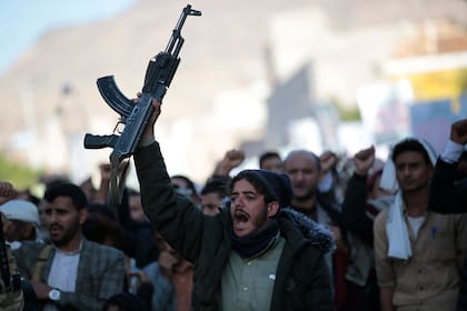 Un partidario hutí sostiene un arma durante una manifestación contra el apoyo de Estados Unidos a la coalición dirigida por Arabia Saudita en Saná, Yemen, el lunes 22 de noviembre de 2021. (AP Foto/Hani Mohammed)