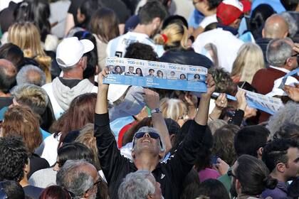 Un partidario sostiene una boleta del Frente de Todos