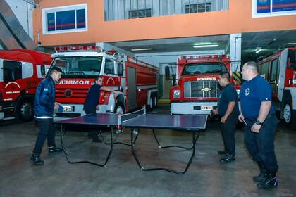 Un partido de ping pong entre los bomberos, durante un rato libre