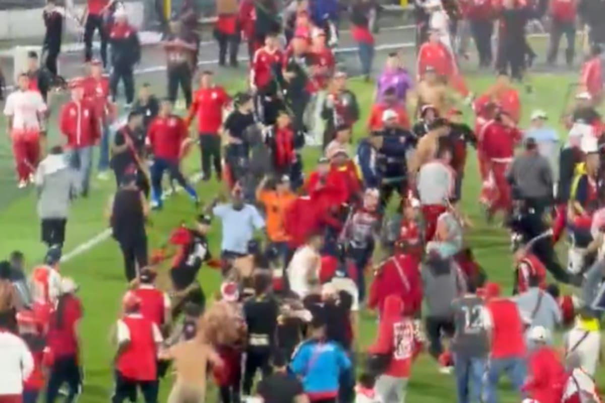 Un partido fue demorado por un enfrentamiento entre barrabravas en el campo de juego