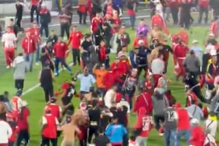 Un partido fue demorado por un enfrentamiento entre barrabravas en el campo de juego