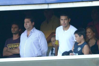 Un partido para alquilar balcones: Daniel Angelici y Juan Román Riquelme en un palco en la Bombonera, cuando se llevaban bien