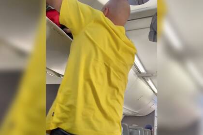 Un pasajero comenzó una pelea por las valijas de otro en un vuelo de American Airlines