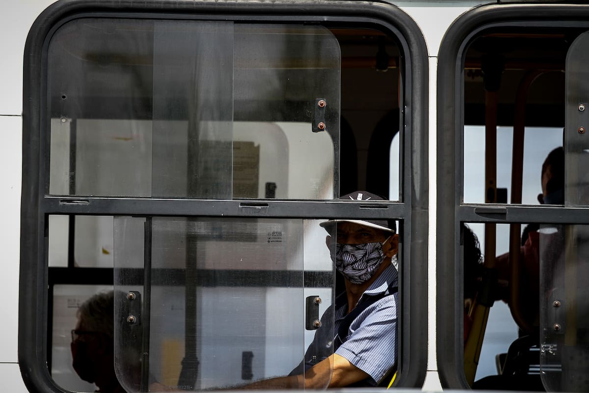 Un pasajero con barbijo en un colectivo urbano en la ciudad de Manaos