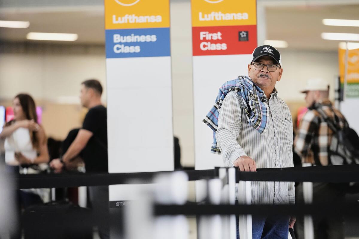 Un pasajero espera cerca del mostrador de una línea aérea en el Dallas Fortworth International Airport (imagen ilustrativa)