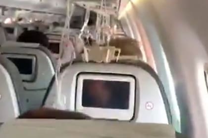 Un pasajero filmó el momento en el que se puso en marcha el protocolo y se activaron las mascarillas de oxígeno