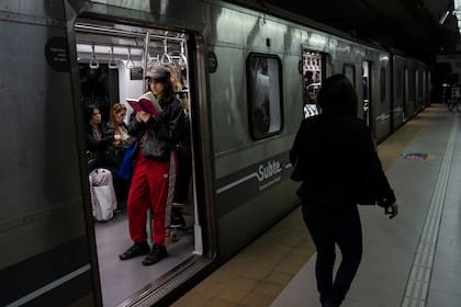 Un pasajero lee un libro dentro de un vagón de metro en Buenos Aires, Argentina, el viernes 7 de junio de 2024. El Instituto Nacional de Estadísticas y Censos de Argentina reportó el jueves 13 de junio que la inflación de mayo fue de 4,2%, la tasa mensual más baja en más de dos años. (AP Foto/Rodrigo Abd)