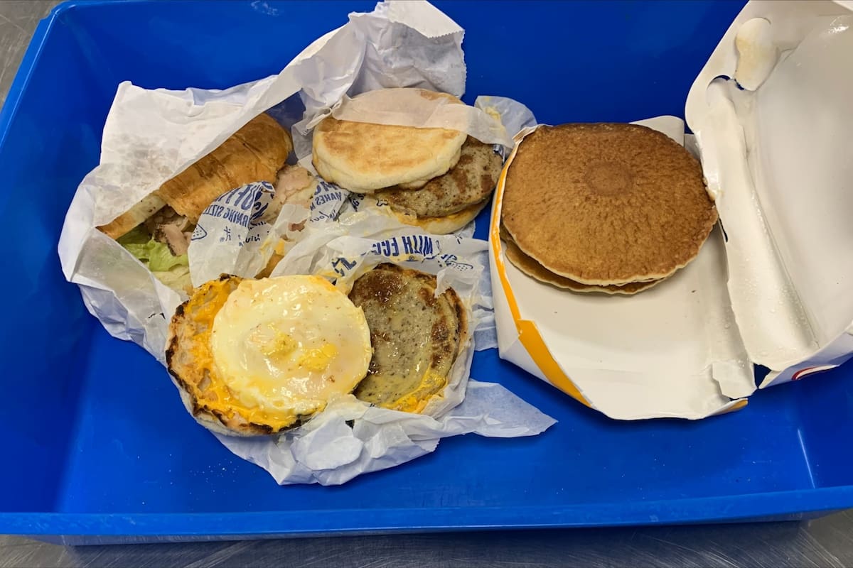 Un pasajero proveniente de Bali fue multado en Australia por intentar ingresar un almuerzo de McDonald's y violar las medidas de bioseguridad