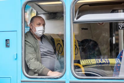Un pasajero que lleva una máscara facial debido a la pandemia viaja en autobús a Dublín el 18 de septiembre de 2020