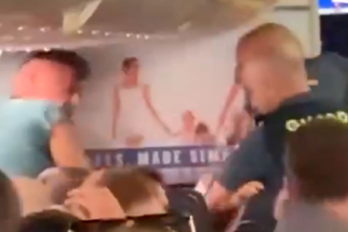Passageiro embarcou bêbado em avião, tentou agredir policial e foi espancado na Espanha