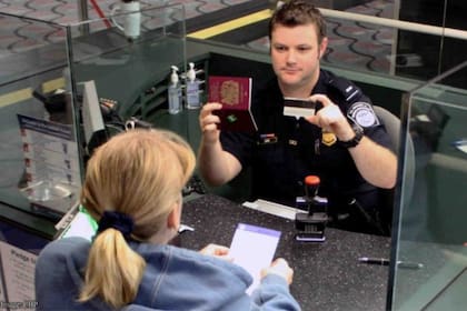 Un pasaporte estadounidense vigente figura entre las alternativas aceptadas para acreditar identidad antes de embarcar