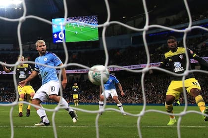 Un pase a la red;: Agüero empieza a celebrar su segundo gol ante Southampton, el tercero del equipo de Guardiola