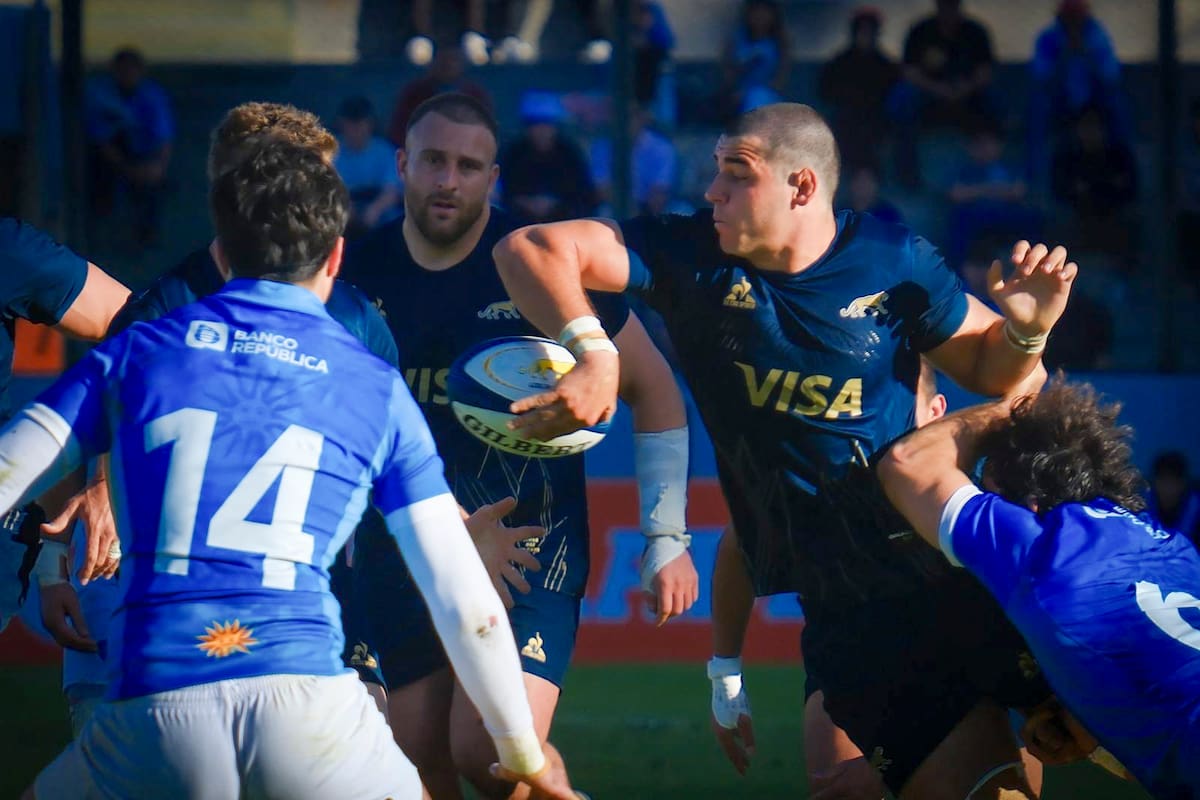 Un pase de reversa del medio-scrum Simón Benítez Cruz, uno de los nuevos de los Pumas, que necesitaron una tarjeta roja para despabilarse frente a un oponente inferior, Uruguay, en Salta.