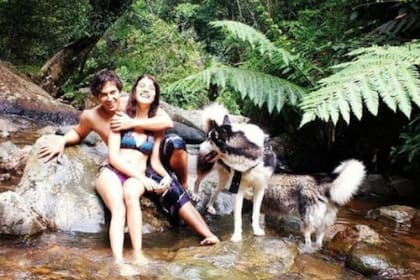 Un paseo de Ana María y Leonardo con sus perros